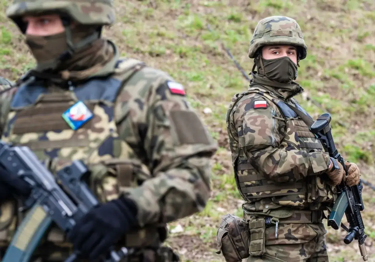 Dwóch żołnierzy w kamuflażu, z karabinami, gotowych do akcji. Czy wojsko może zabrać samochód? To zależy od sytuacji.