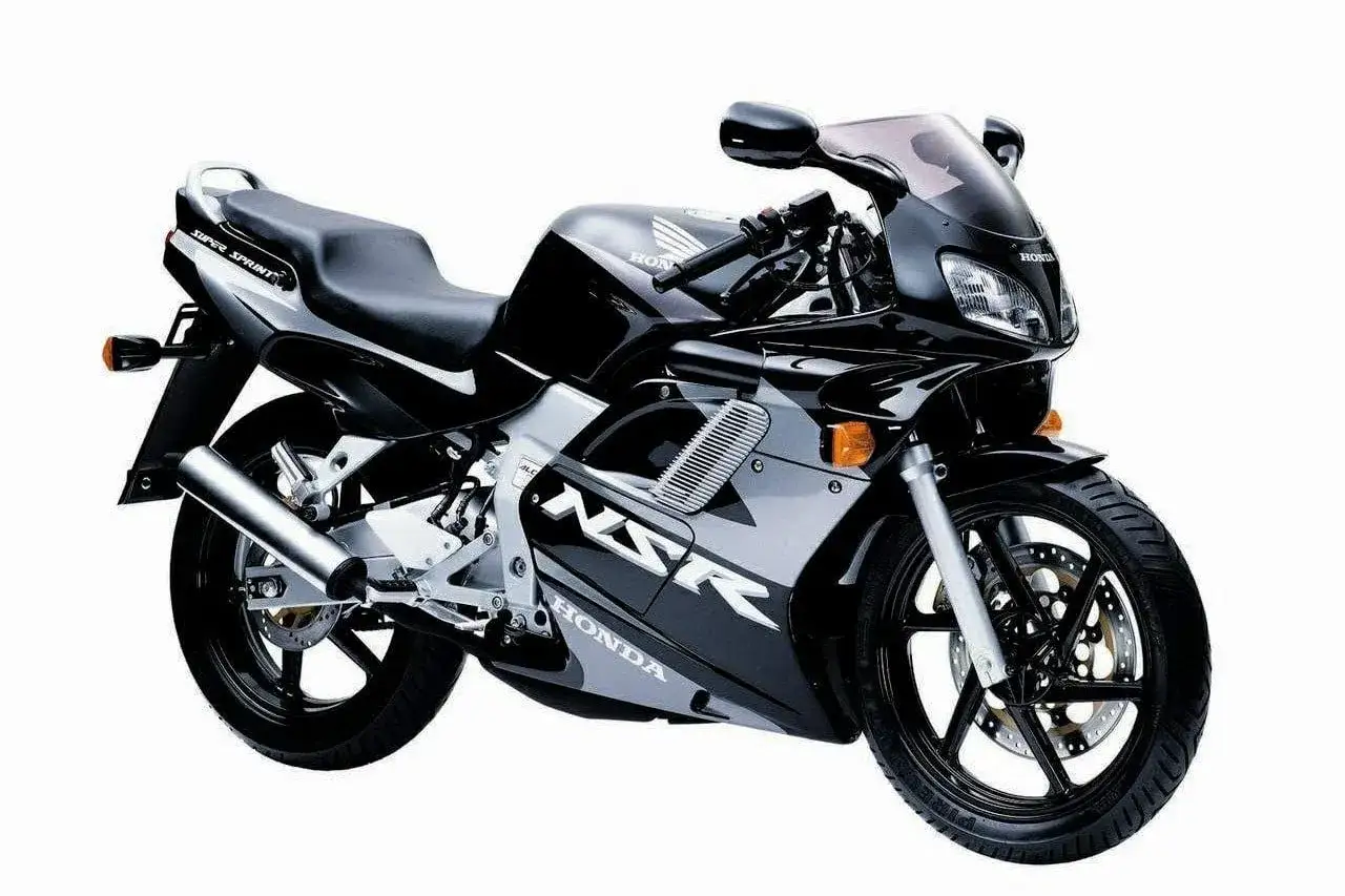 Czarny motocykl Honda NSR z napisem 