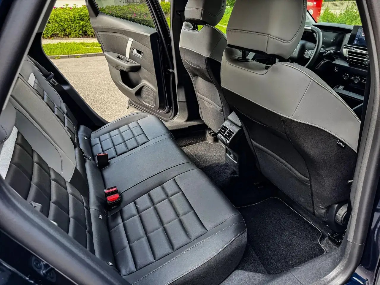 Wnętrze Citroena C4, z pikowanymi siedzeniami i nowoczesnym panelem. Wiele osób szuka takich **citroen c4 opinie** przed zakupem.