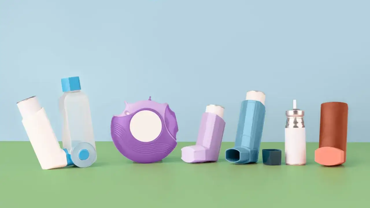 Reihe von Inhalatoren, die zur Behandlung von Atemwegserkrankungen wie Asthma oder Lungenemphysem Medikamente verabreichen.