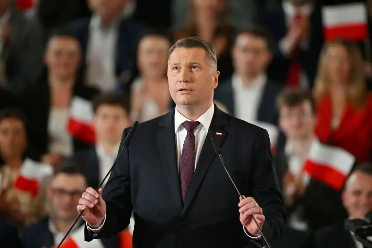 Polityk przemawia, a w tle widać ludzi z polskimi flagami. Czy to zapowiedź ujawnienia sekretów frakcji 