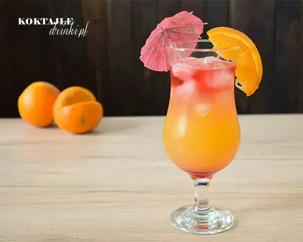 kolorowe drinki z wódką i sokiem pomarańczowym