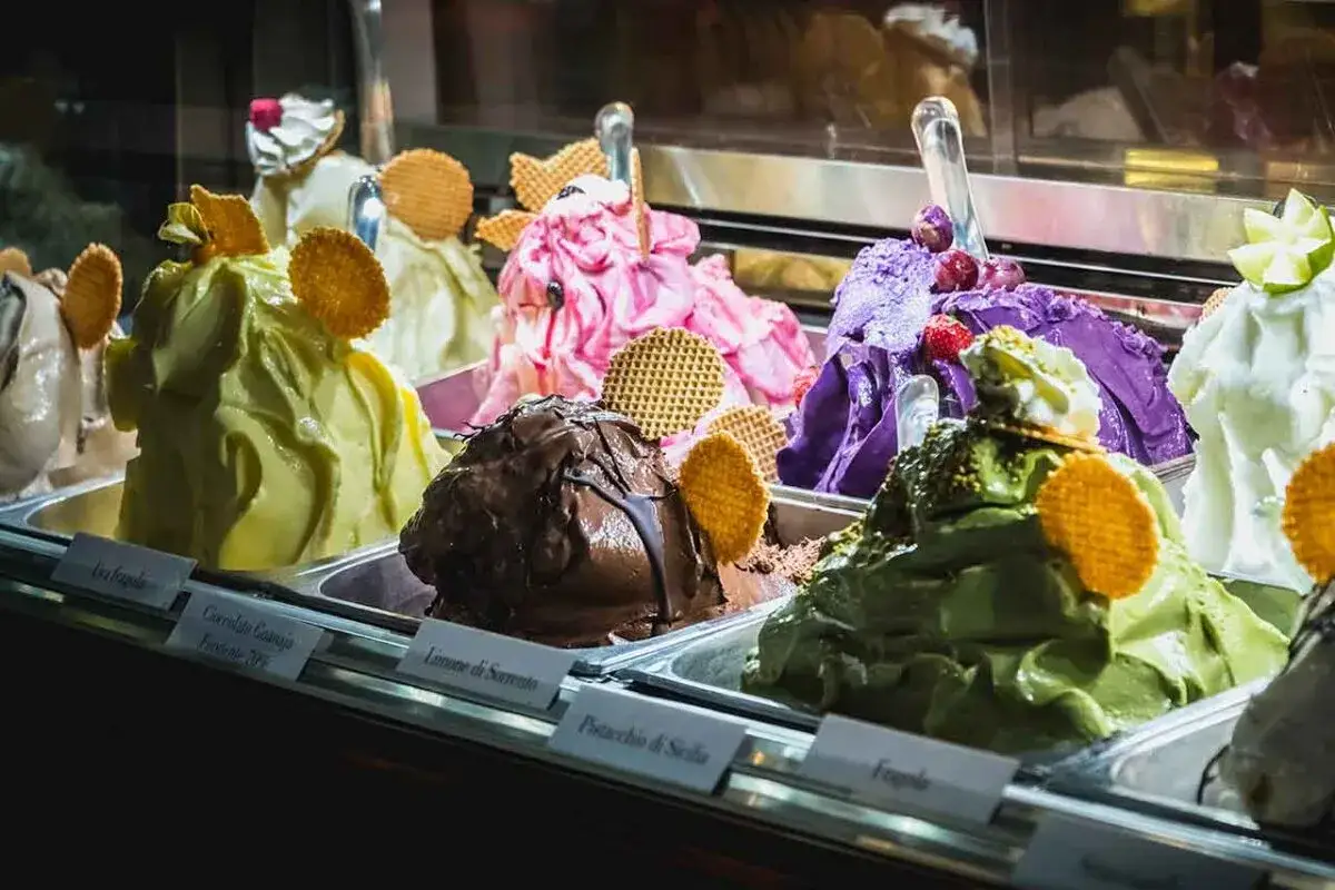 Kolorowe lody w witrynie lodziarni to idealna odpowiedź na pytanie, gdzie zjeść w Mediolanie. Smaki od pistacji po czekoladę.