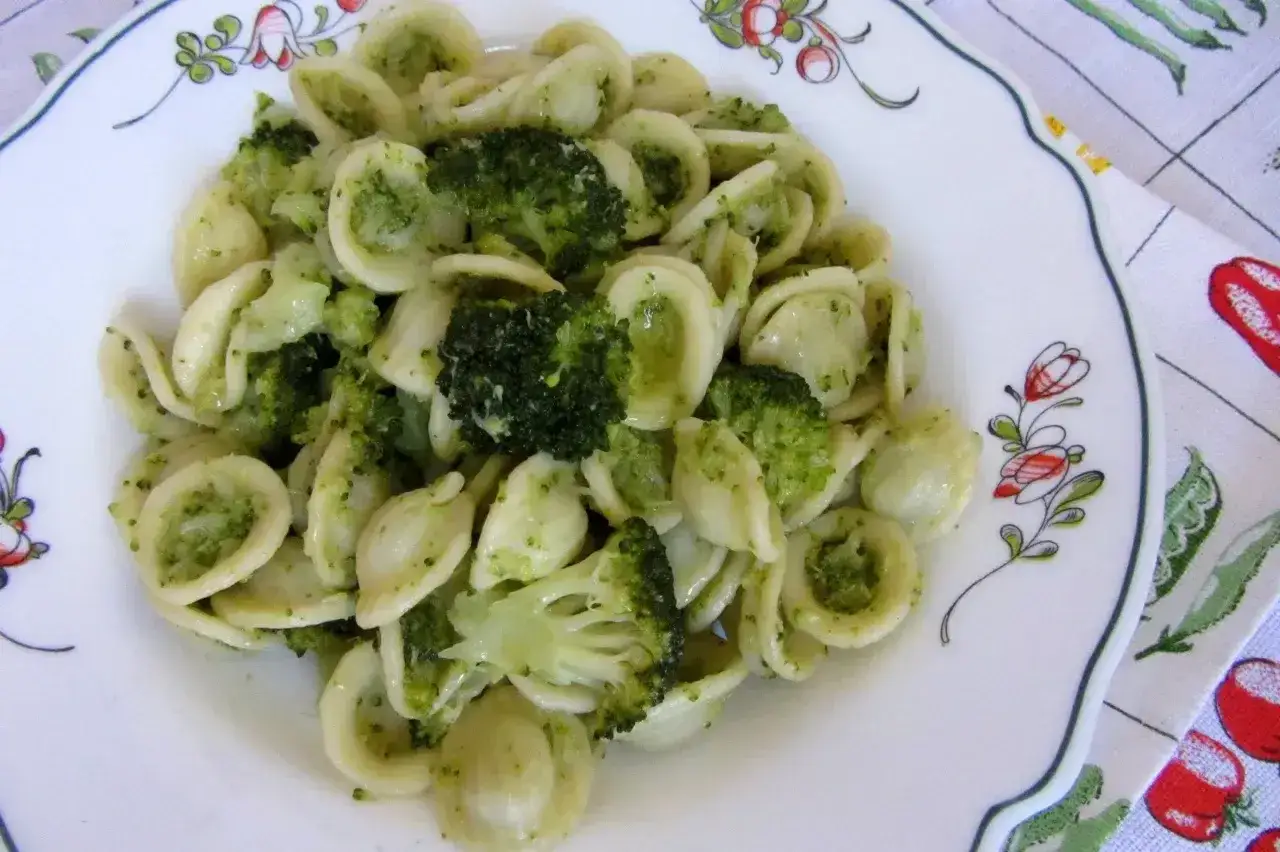 Makaron orecchiette z brokułami w sosie pesto. Proste i pyszne danie, kt&oacute;re świetnie smakuje z dodatkiem czosnku i oliwy.
