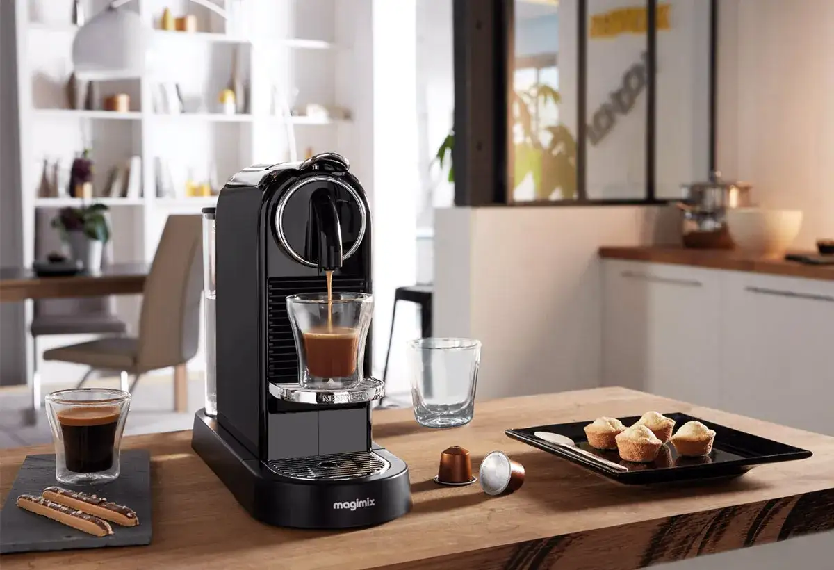 Machine Nespresso pr&eacute;pare un caf&eacute;. Pensez &agrave; detartrer Nespresso pour un go&ucirc;t parfait.