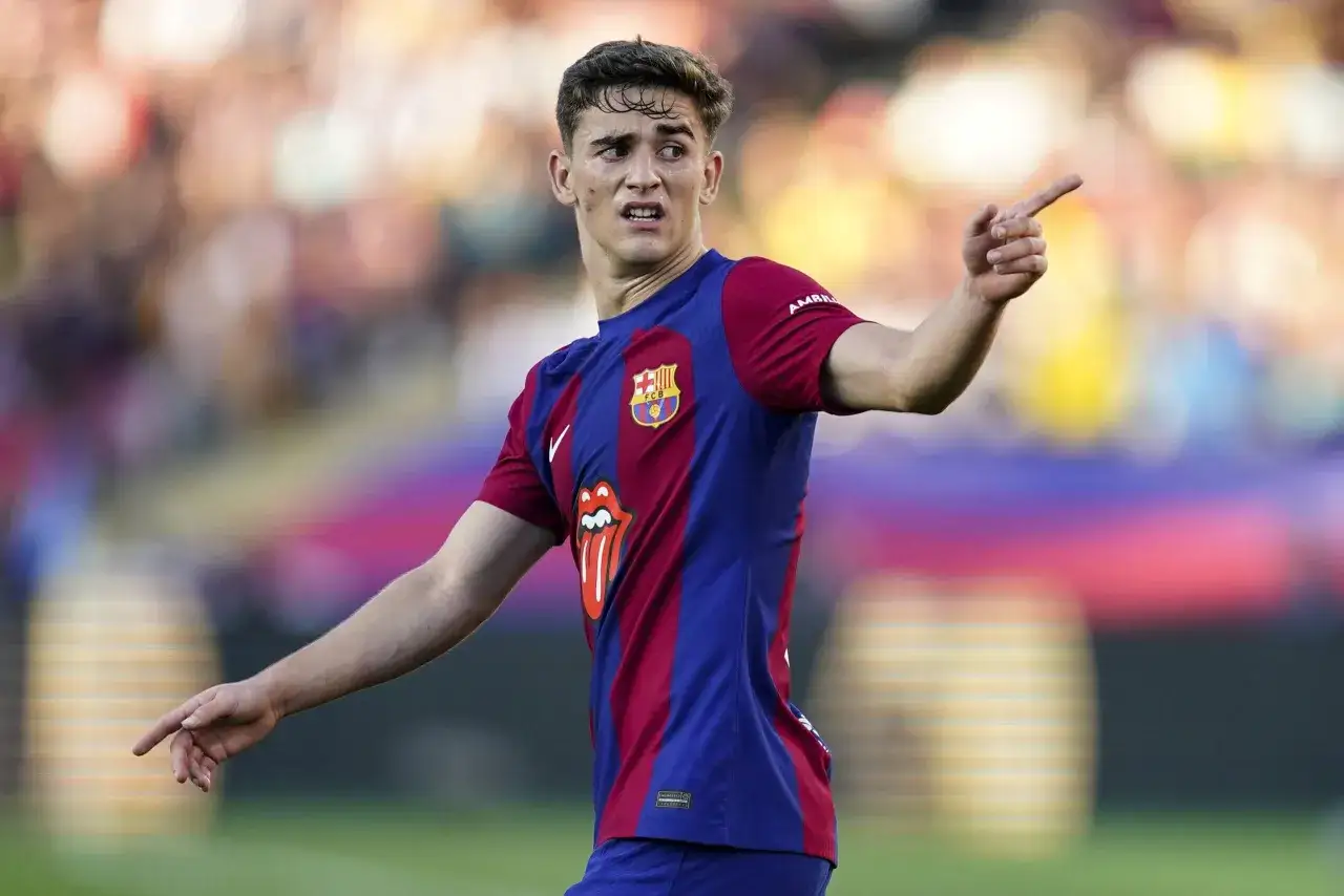 Gavi w koszulce Barcelony, z wyrazem bólu na twarzy, wskazuje palcem. Czy to zapowiedź jego gavi kontuzji?