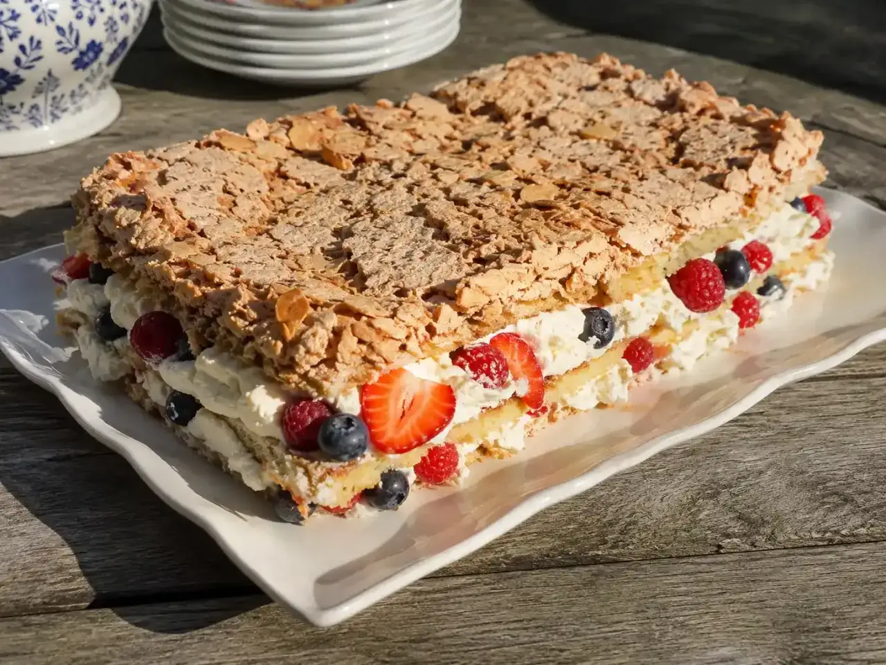 En rektangul&auml;r pavlova med vispgr&auml;dde och b&auml;r. Perfekt f&ouml;r ett sommarfika, detta pavlova recept &auml;r en dr&ouml;m.