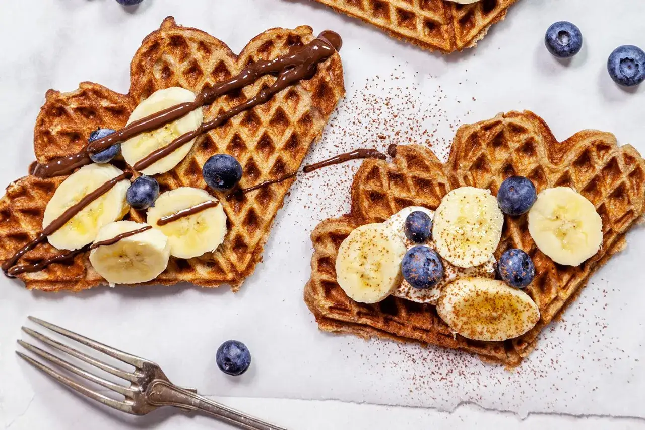 Hjärtformade våfflor med banan, blåbär och chokladsås. Ett perfekt våfflor recept för en mysig frukost eller fika.
