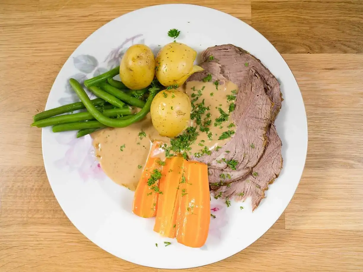 Skivad kalvstek med s&aring;s, kokt potatis, gr&ouml;na b&ouml;nor och mor&ouml;tter. Perfekt kalvstek innertemperatur ger en saftig och god m&aring;ltid.