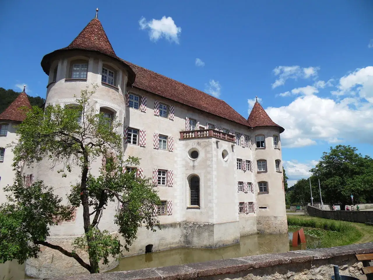 Wasserschloss Glatt, ein malerisches Wasserschloss mit T&uuml;rmen und Wassergraben, l&auml;dt zu einem entspannten Rundweg ein.