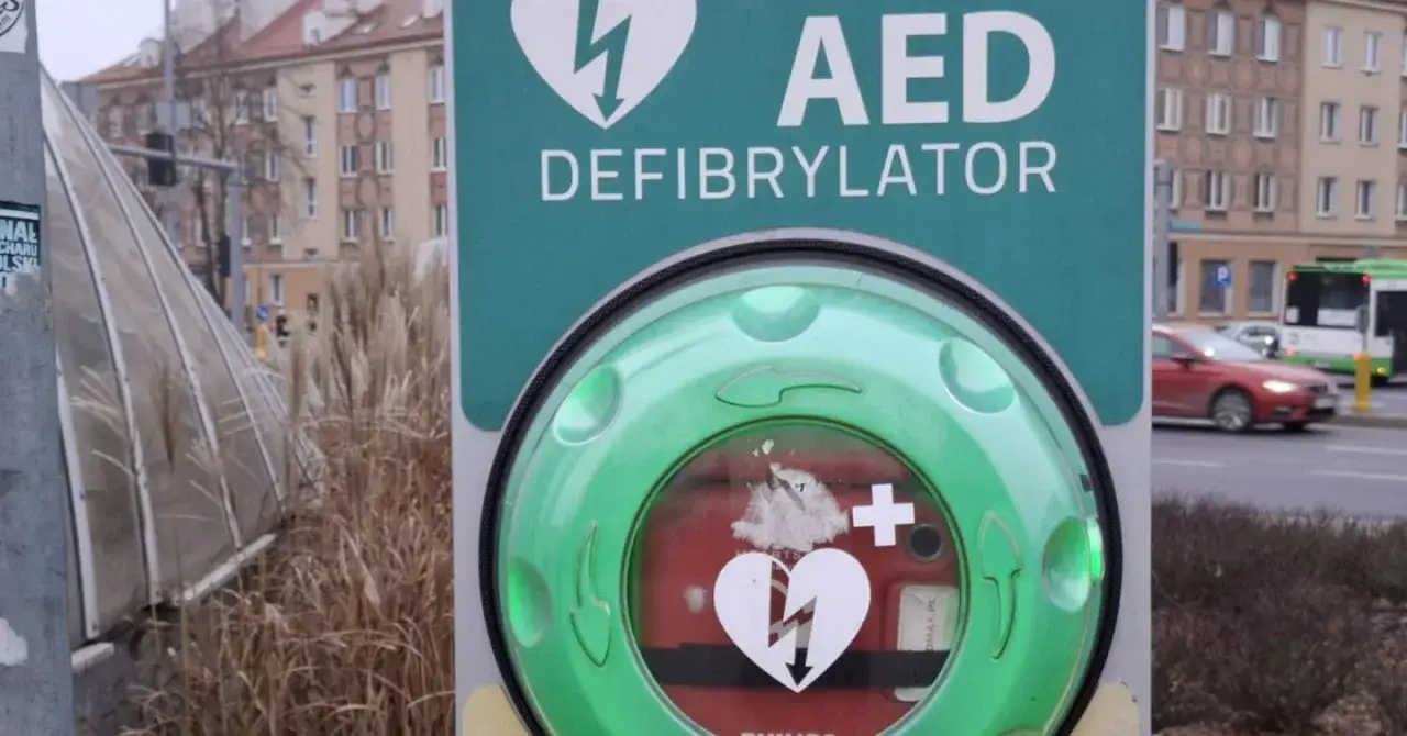 Zdjęcie Defibrylator: Jaki prąd ratuje życie? Wyjaśniamy</div>