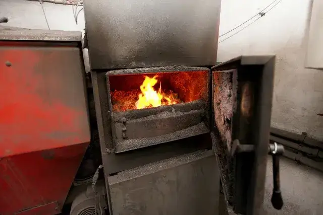 Zdjęcie Czym można palić w piecu na pellet, aby uniknąć kosztownych uszkodzeń?