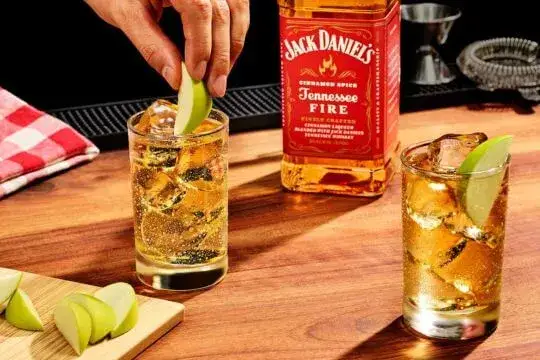 Zdjęcie Najlepsze przepisy na drinki z Jack Daniel's cynamonowy, które zaskoczą