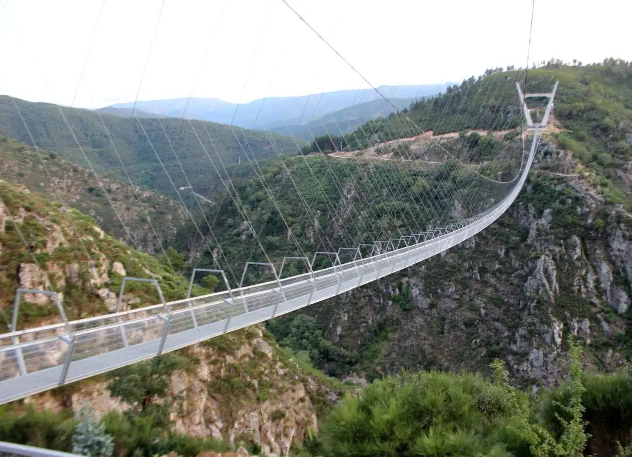 Impresionantes pasadizos del Paiva, un puente colgante que cruza un profundo ca&ntilde;&oacute;n verde.