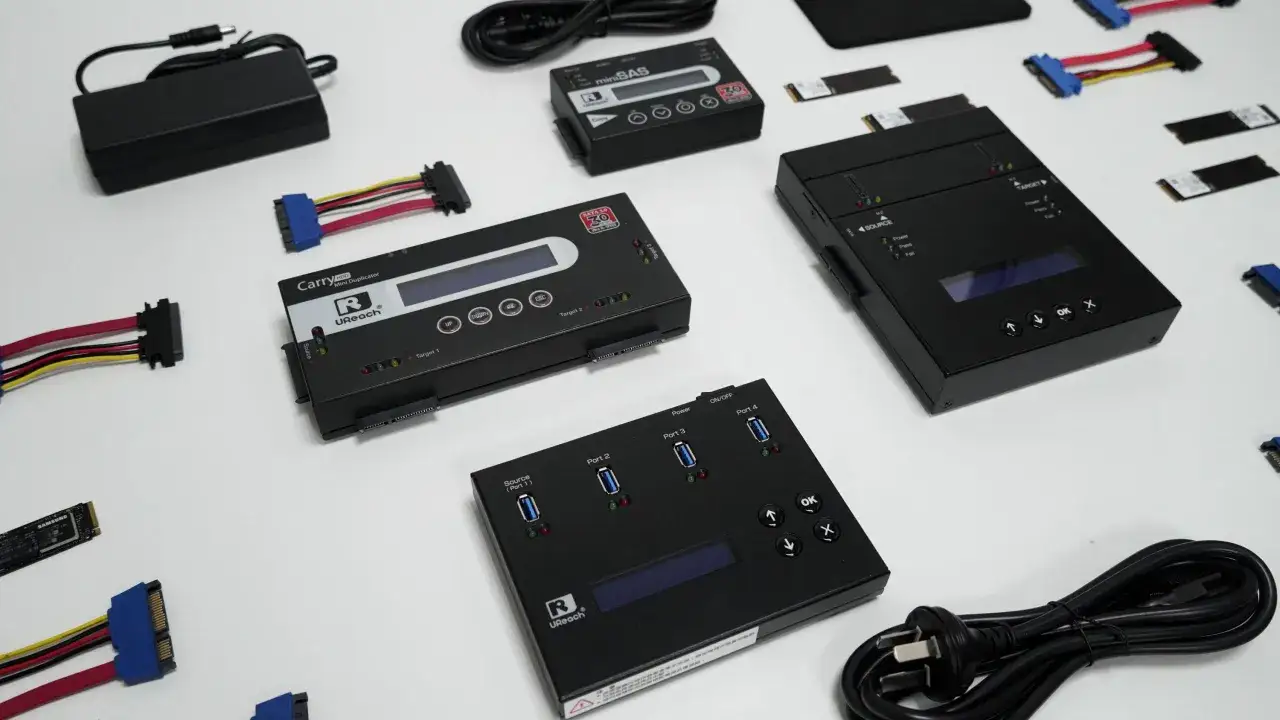 Ger&auml;te zum schnellen backup erstellen: Festplatten-Duplikatoren, miniSAS-Adapter und SSDs liegen bereit.
