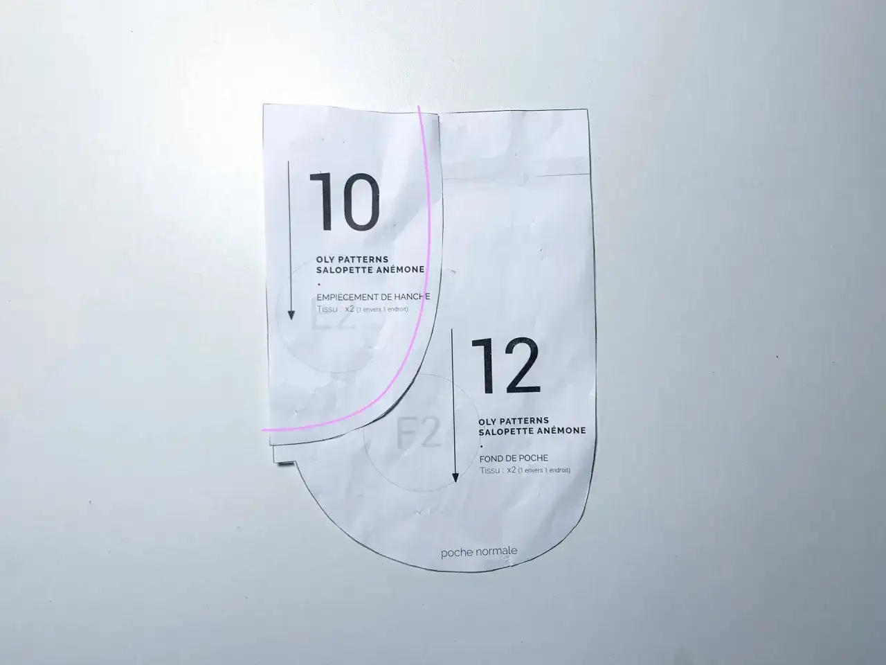 Patrons de couture pour des poches italiennes sur une salopette. Les pièces sont numérotées 10 et 12.