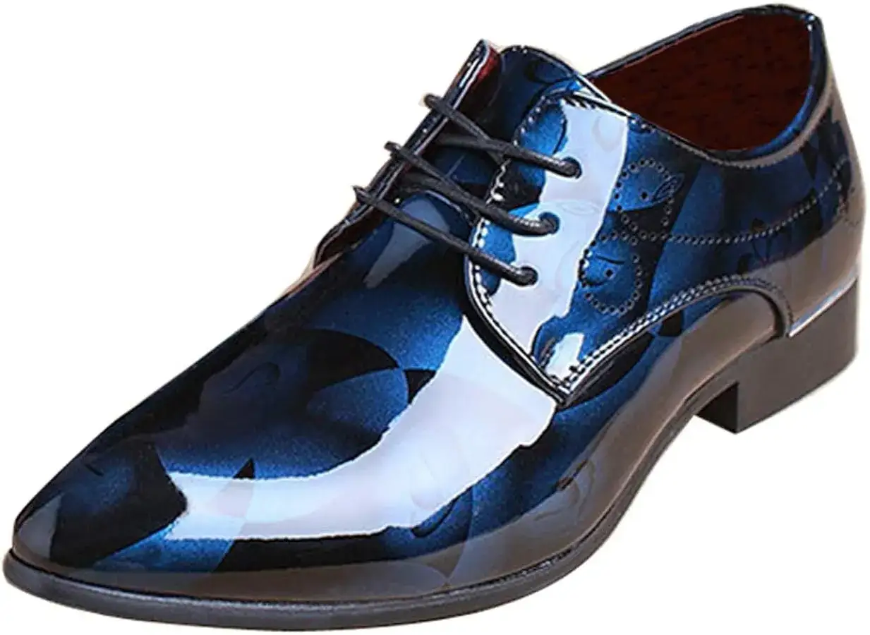 Chaussure homme bleu verni avec un motif géométrique subtil. Son glacage chaussure lui confère un éclat sophistiqué, parfait pour une tenue de soirée.