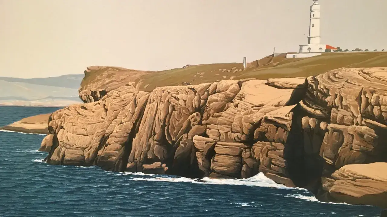 Pintura del faro Cabo Mayor sobre acantilados rocosos y mar azul.