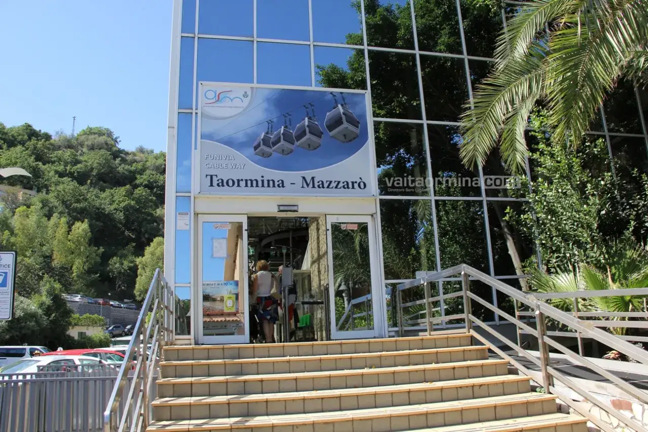 Ingresso della funivia Taormina-Mazzarò, punto di accesso al lido Isola Bella.