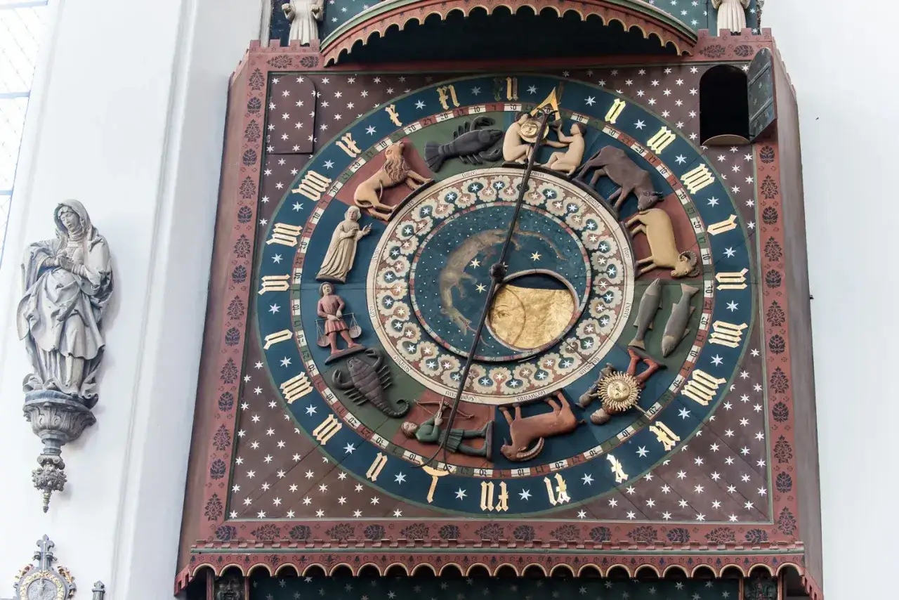 Bazylika Mariacka w Gdańsku: zwiedzanie zabytkowego zegara astronomicznego z horoskopem i figurkami zodiaku.