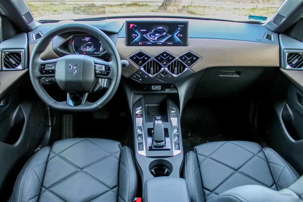 Wnętrze ds3 crossback: skórzana tapicerka, cyfrowy kokpit i ekran multimedialny.
