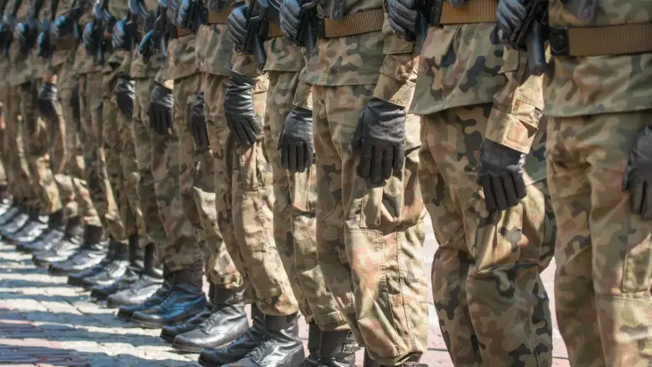 Polscy żołnierze w mundurach polowych
