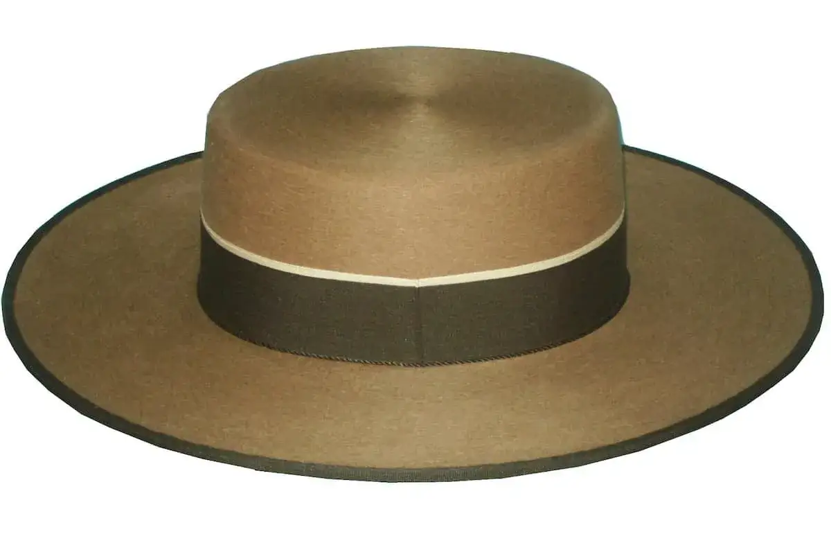 Sombrero de ala ancha, marr&oacute;n, con banda oscura y blanca. Perfecto sombrero para ir a los toros.