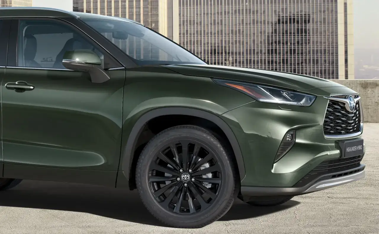 Zielony Toyota Highlander Hybrid z czarnymi felgami. Sprawdź atrakcyjną toyota highlander cena.