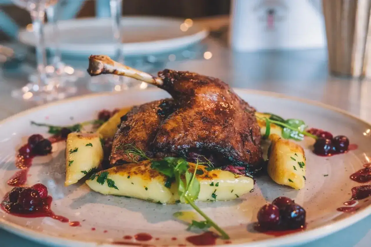 Pieczona kaczka z kluskami i żurawiną &ndash; prawdziwe restauracja polskie smaki.