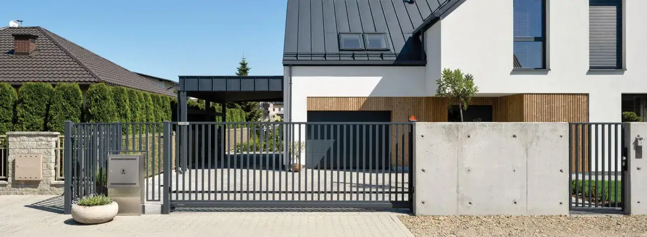 Nowoczesne ogrodzenia i bramy wjazdowe tworzą sp&oacute;jną całość z architekturą domu.