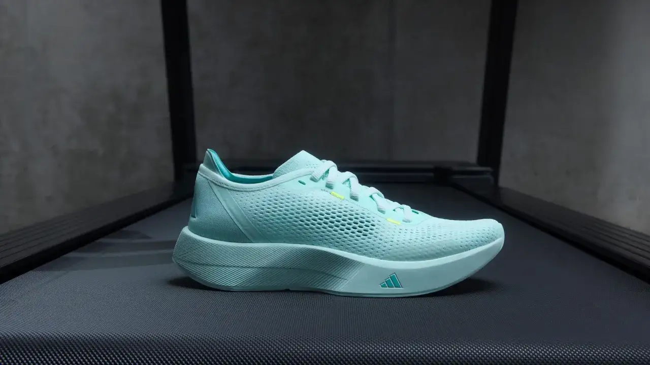 Jasnoniebieskie buty sportowe Adidas na bieżni. Idealne, jeśli zastanawiasz się, jakie buty na bieżnię wybrać.