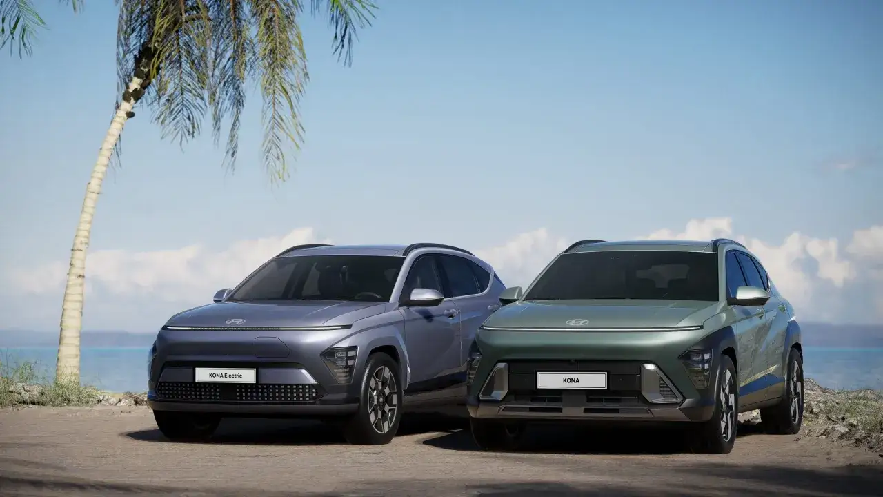 Dwa modele Hyundai Kona, jeden elektryczny, stoją na plaży. Sprawdź atrakcyjną hyundai kona cena!