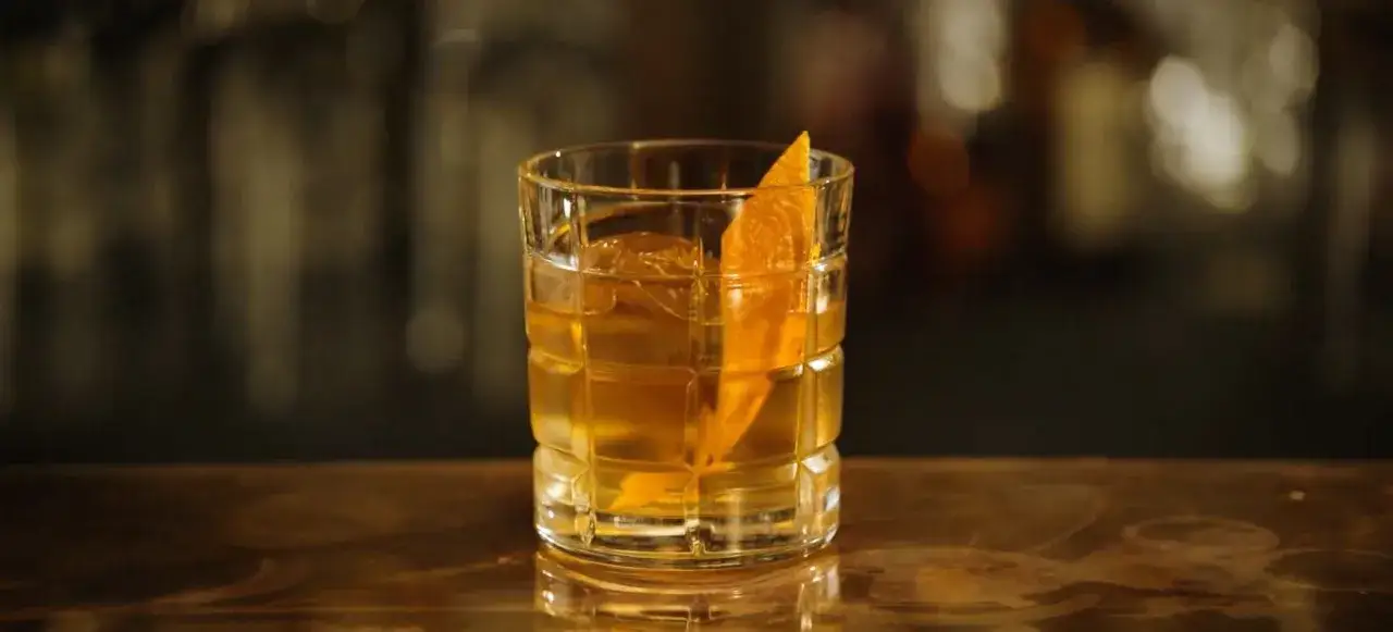 klasyczne drinki z burbonem na drewnianym barze