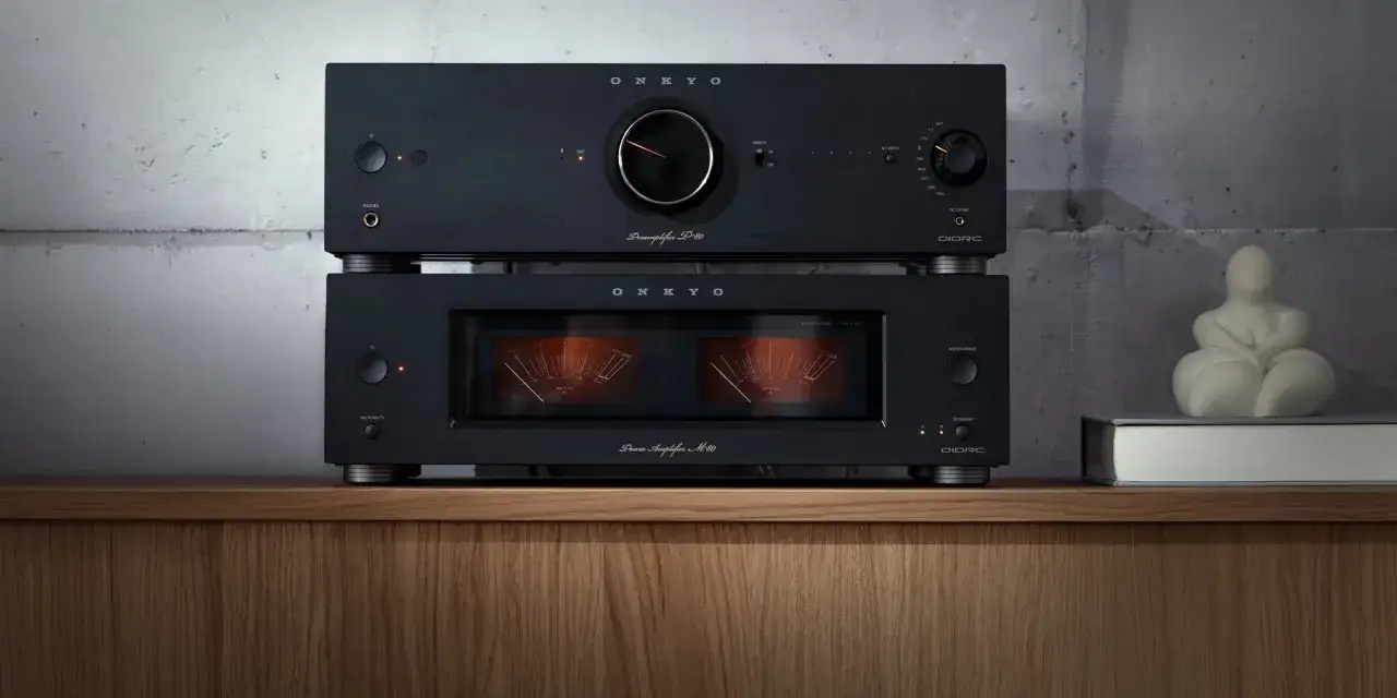 Dwa czarne urządzenia audio Onkyo: przedwzmacniacz D-80 i końcówka mocy M-80 z podświetlanymi wskaźnikami VU.