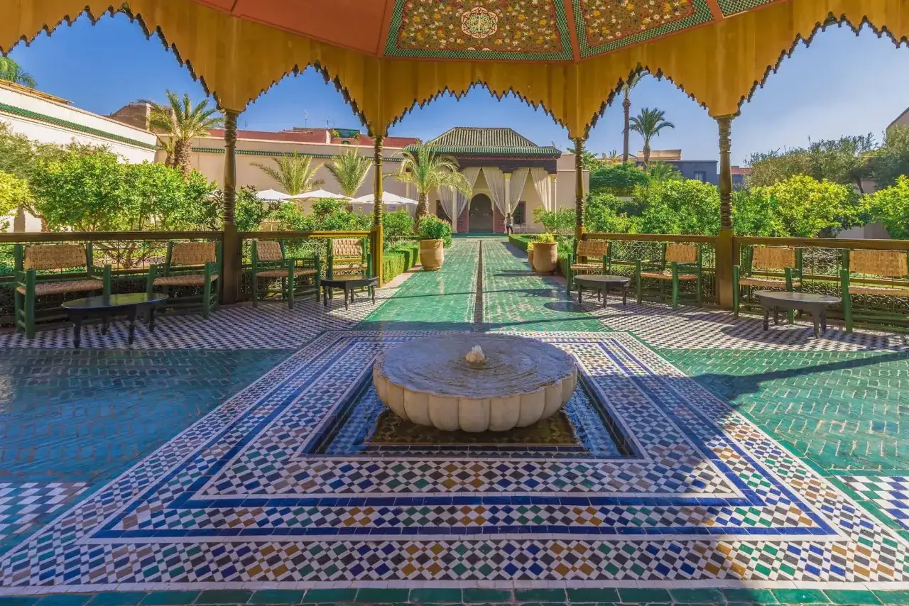 Ein idyllischer Innenhof mit Wasserspiel und Mosaiken, ein echter Geheimtipp f&uuml;r Marrakesch.