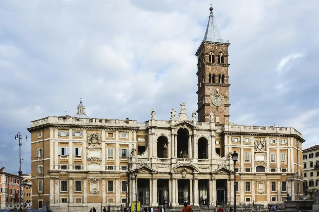 La Basilica di Santa Maria Maggiore a Roma, con il suo imponente campanile e la facciata barocca, domina la piazza.