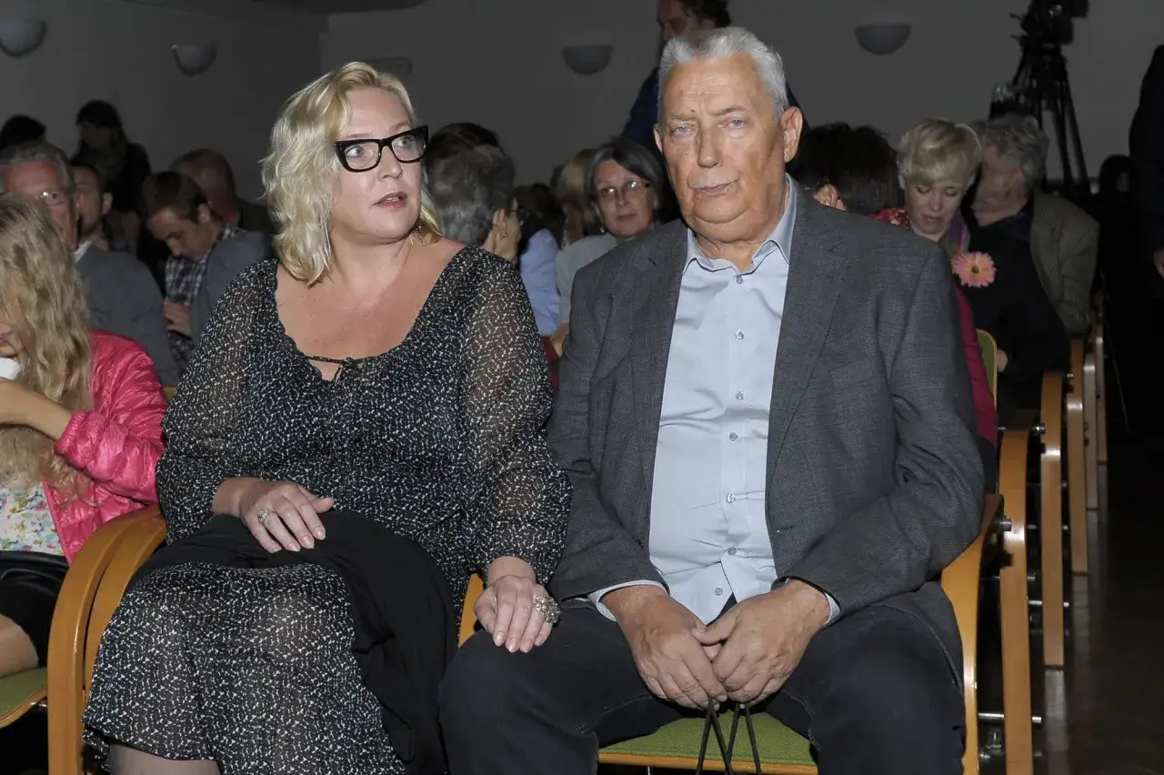 Joanna Kossowska z mężem, w wieku dojrzałym, siedzą obok siebie na widowni.