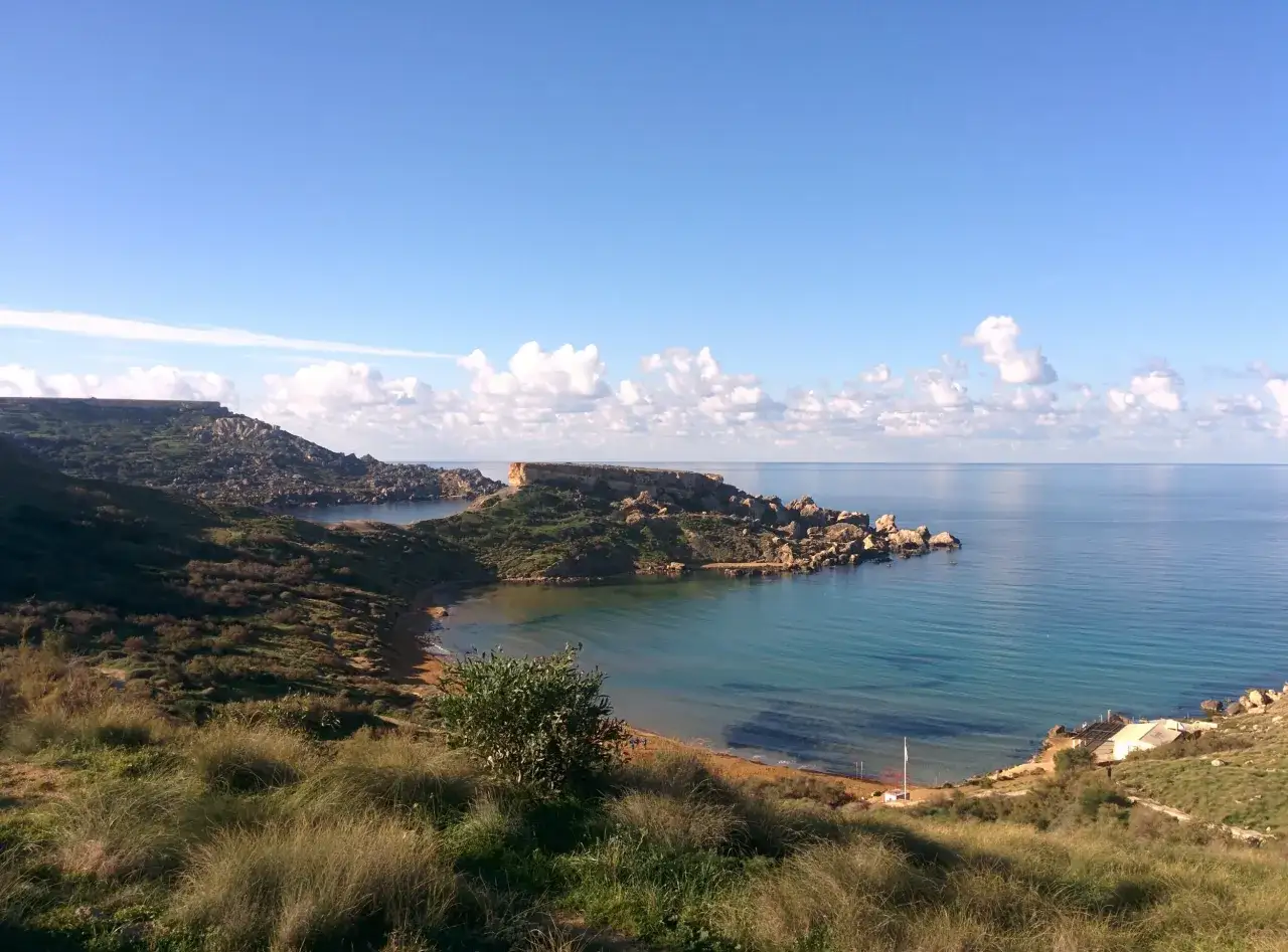 Malta listopad pogoda: słonecznie, błękitne niebo, spokojne morze i zielone wzgórza.