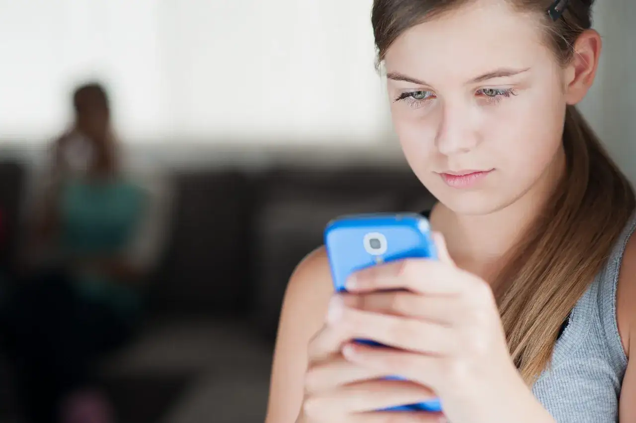 Osoba ze smartfonem zaniepokojona