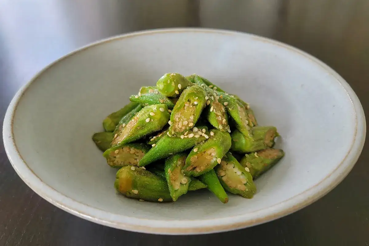 A simple and delicious dish of sliced okra, seasoned and sprinkled with sesame seeds. A great addition to your okara recipes collection.