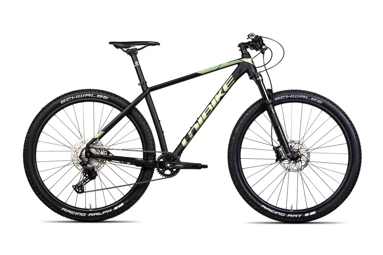 Rowerzysta hamujący na rowerze górskim