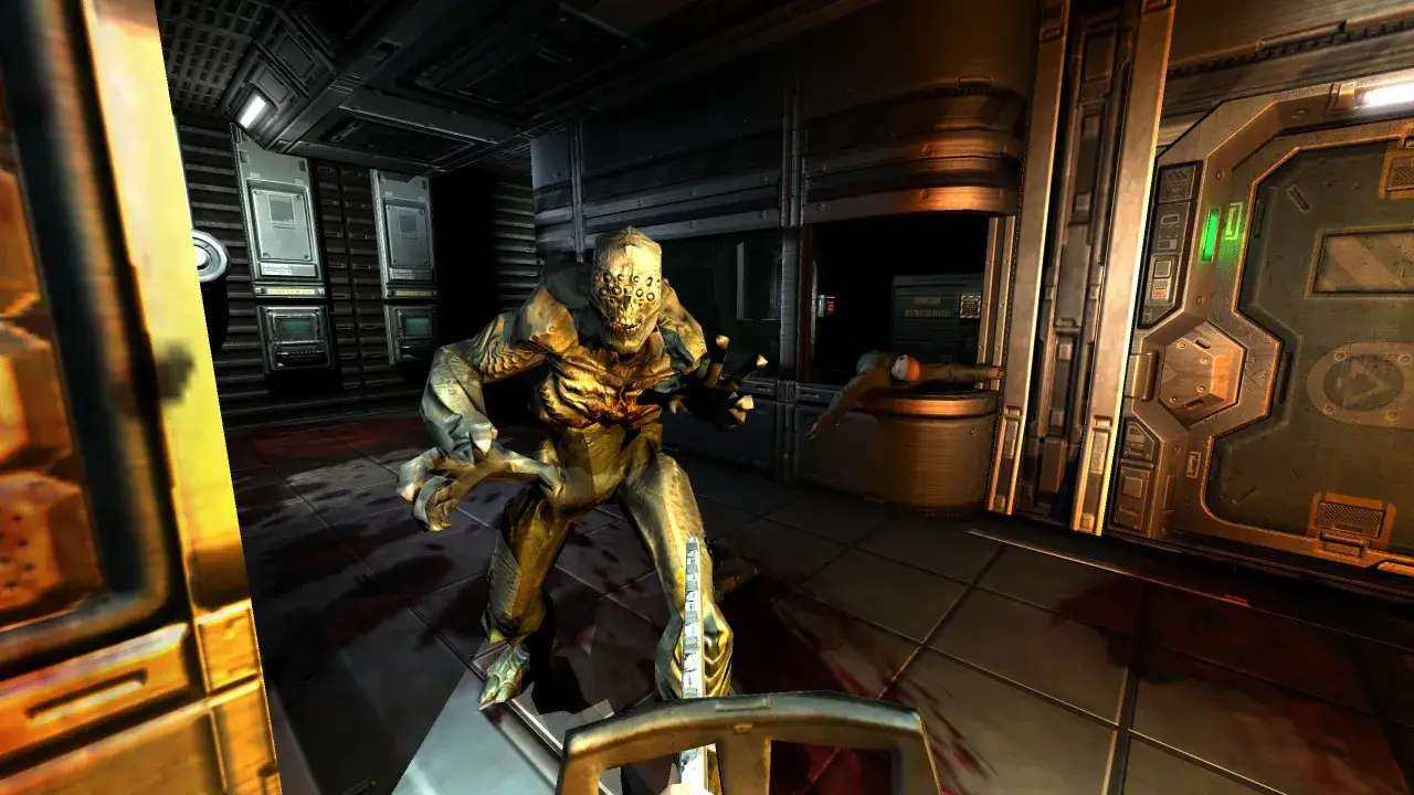 Potwór z wieloma oczami w korytarzu stacji kosmicznej. W tle leży martwy człowiek. Doom 3 BFG Edition spolszczenie.