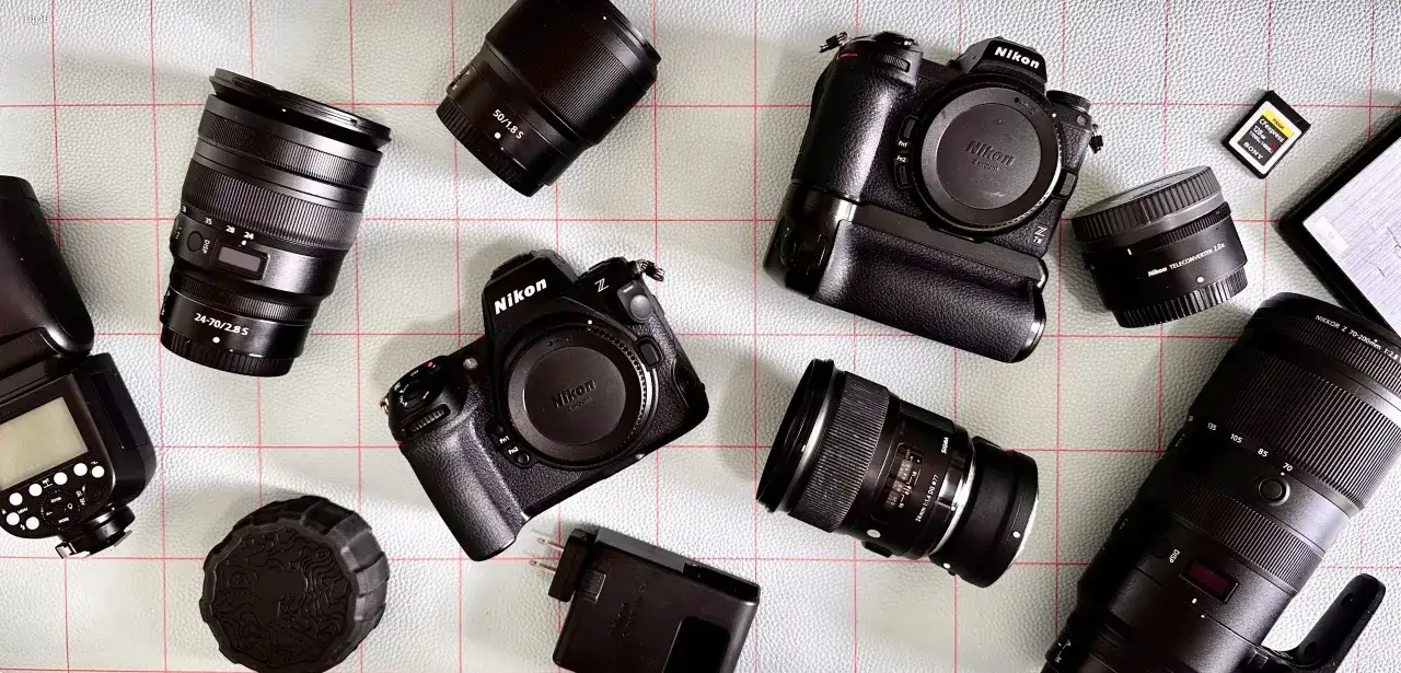 Zestaw sprzętu fotograficznego Nikon, w tym korpus Z8, obiektywy i lampa błyskowa. Sprawdź atrakcyjną nikon z8 cena!