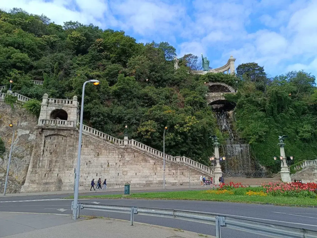 Monumentalne schody i wodospad wiodące na wzgórze w Budapeszcie. Stare miasto Budapeszt zachwyca zielenią i architekturą.