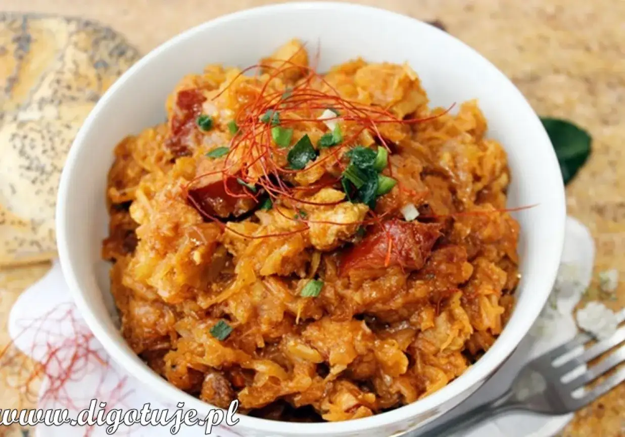 Pyszny bigos z kiszonej kapusty, bogaty w smaku, udekorowany nitkami chili i zieloną cebulką. Idealny na chłodne dni.