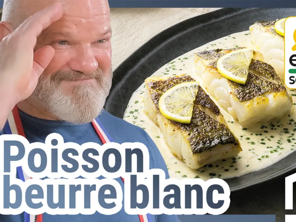 Un homme salue &agrave; c&ocirc;t&eacute; d'une assiette de poisson sauce beurre blanc, garnie de rondelles de citron.