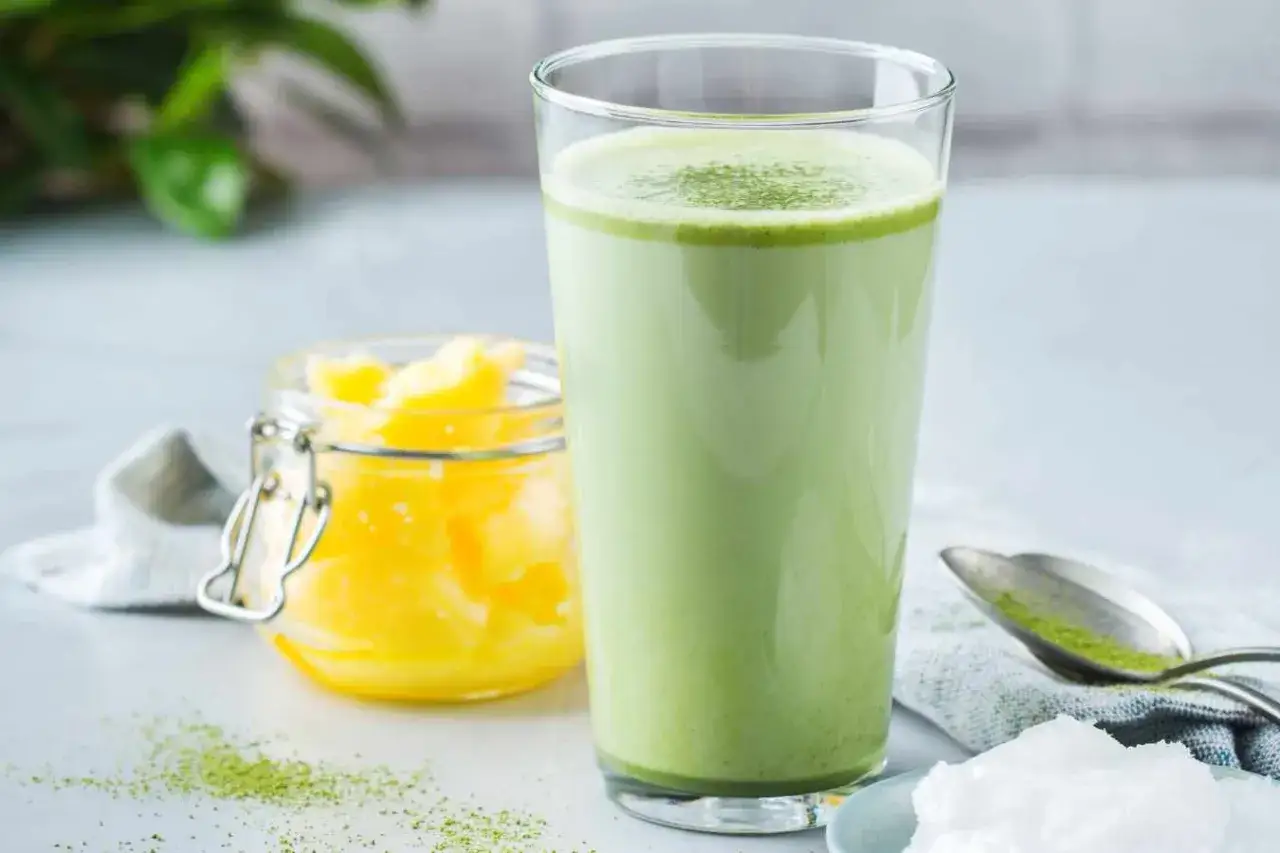 Keto Matcha Latte lub koktajl