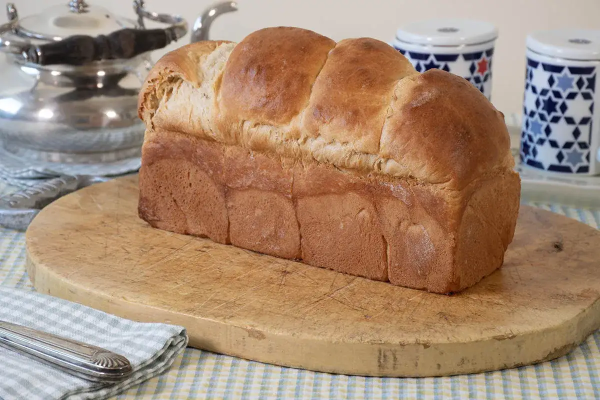 Pan brioche dorado y esponjoso, perfecto para preparar unas deliciosas torrijas.