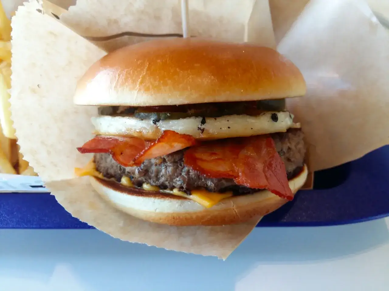 Pyszny maestro burger McDonald's z bekonem, serem i jajkiem.