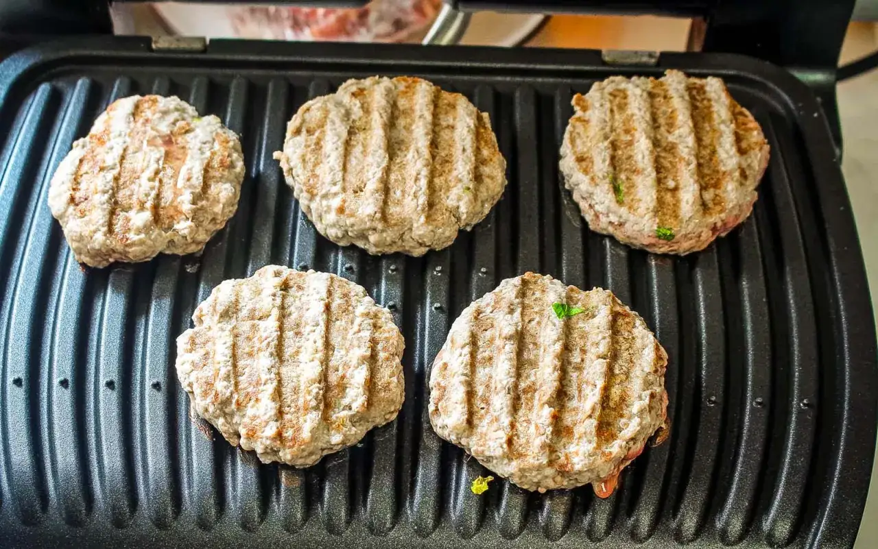 smażenie burgerów na patelni grillowej